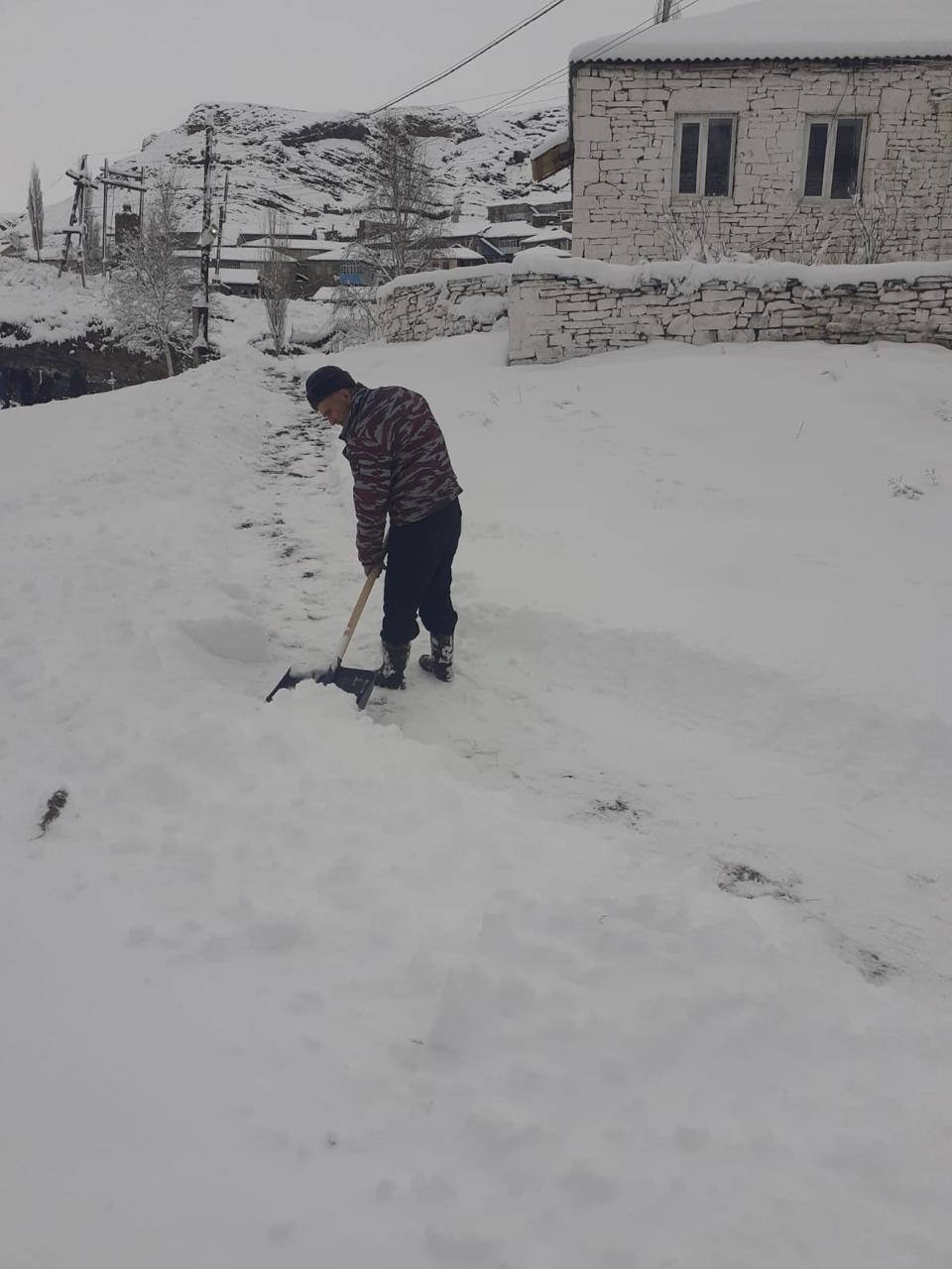 Социальные работники помогли в расчистке снега получателям социальных услуг после обильных снегопадов.